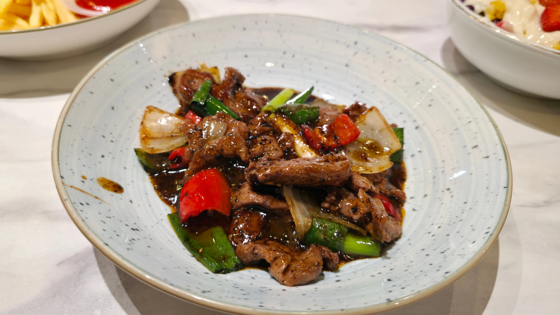 Paistettu mustapippurilla