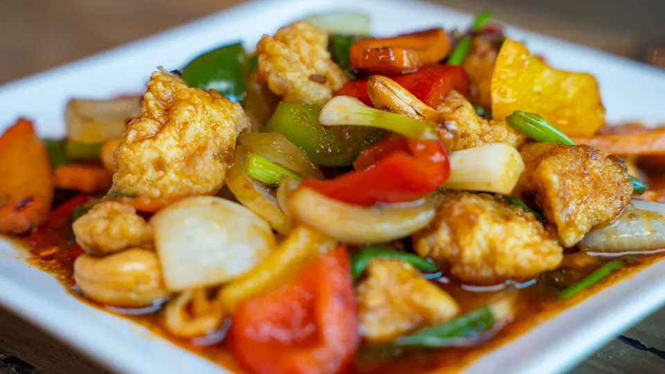 Friteerattu kana cashewpähkinöillä